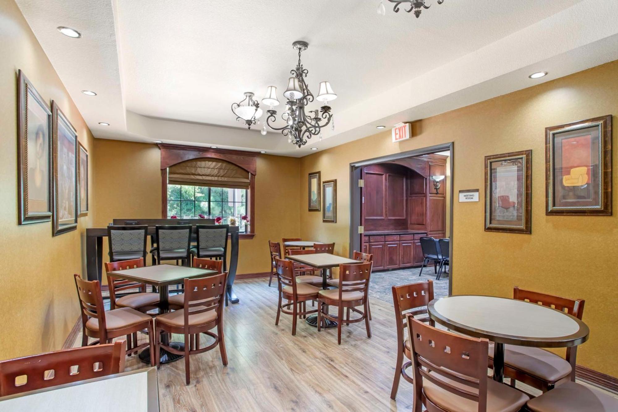 Best Western Plus Crown Colony Inn & Suites Лафкін Екстер'єр фото