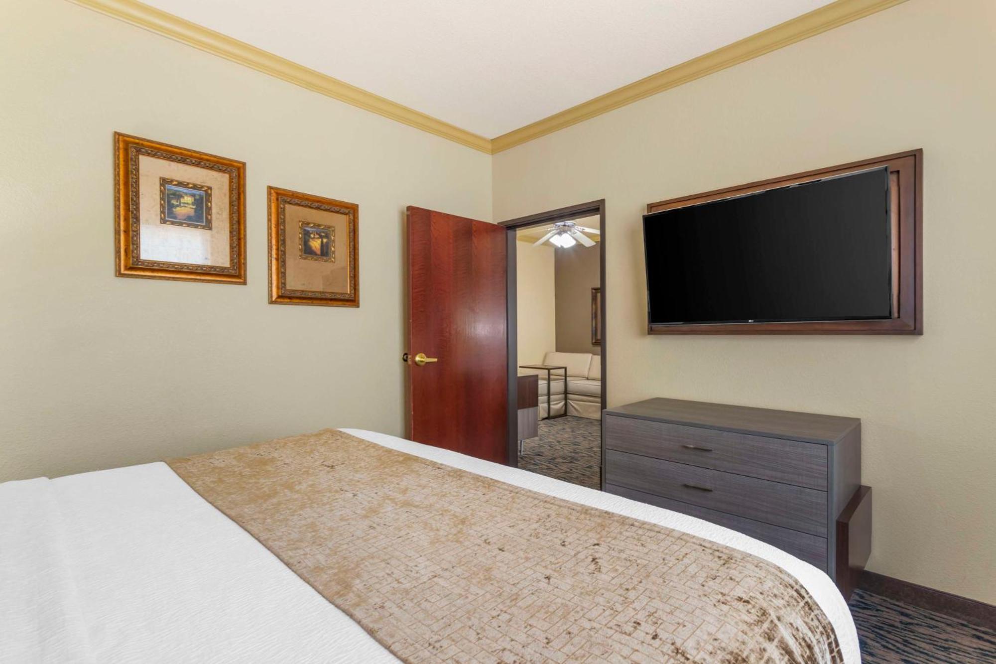 Best Western Plus Crown Colony Inn & Suites Лафкін Екстер'єр фото
