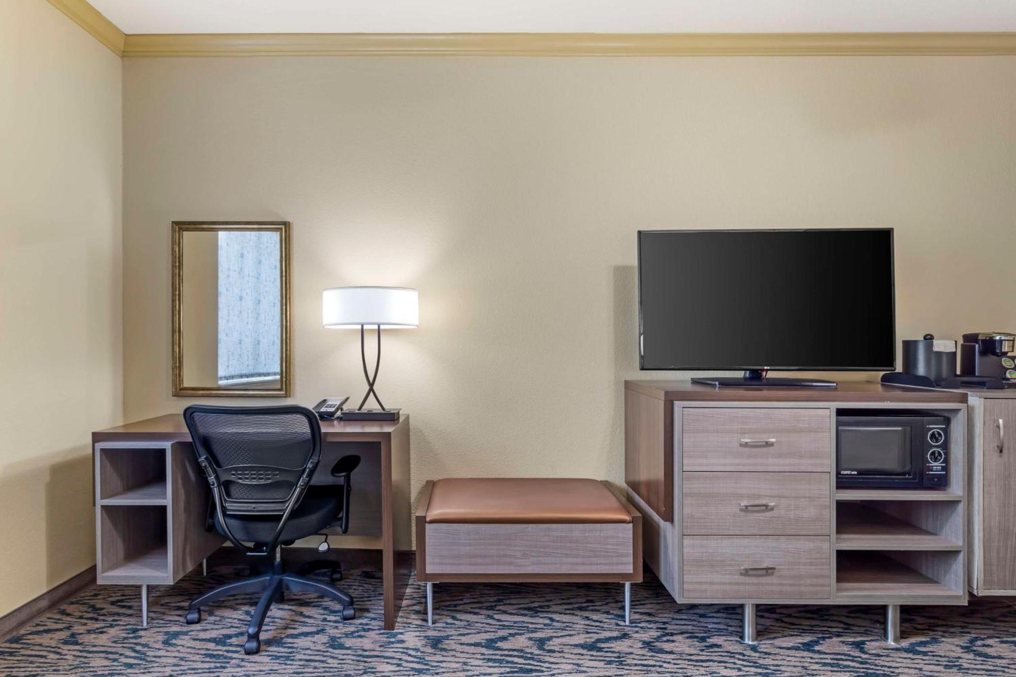 Best Western Plus Crown Colony Inn & Suites Лафкін Екстер'єр фото